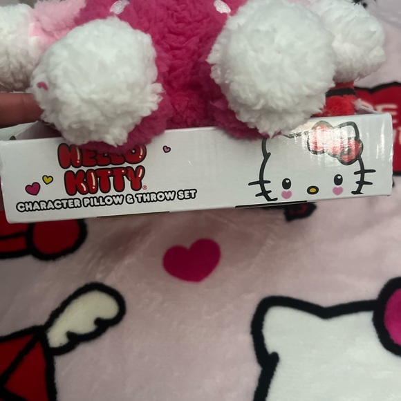 Super cute hello kitty valentines blanket, pillow and singing/dancing doll - Picture 4 of 4